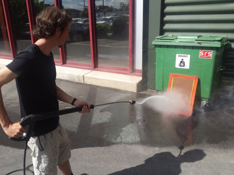 File:Screen printing - pressure cleaning the screen.jpg